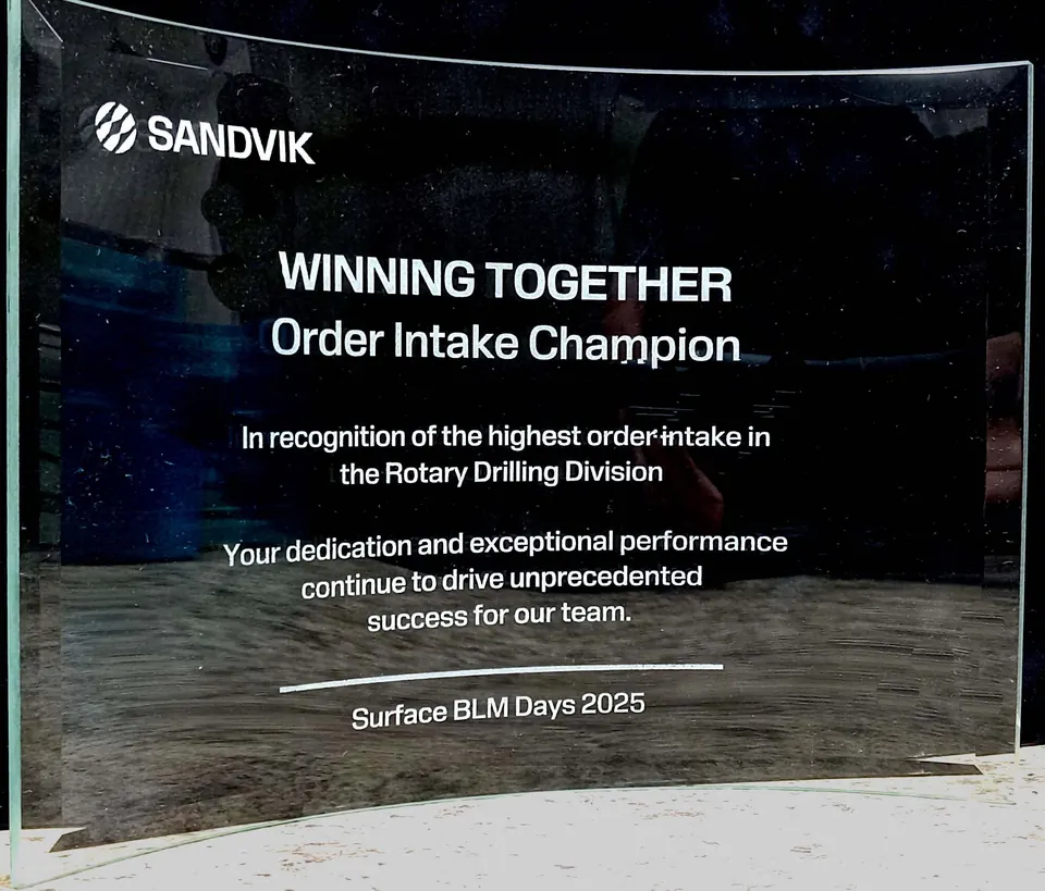 Curved glass Order Intake Champion corporate award